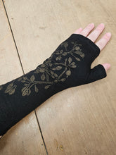 Load image into Gallery viewer, Crown & Feathers Korokio Merino Wool Fingerless Gloves