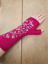Load image into Gallery viewer, Crown & Feathers Korokio Merino Wool Fingerless Gloves