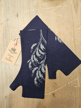 Load image into Gallery viewer, Crown & Feathers Harakeke Merino Wool Fingerless Gloves