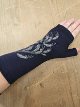 Load image into Gallery viewer, Crown & Feathers Harakeke Merino Wool Fingerless Gloves