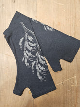 Load image into Gallery viewer, Crown & Feathers Harakeke Merino Wool Fingerless Gloves