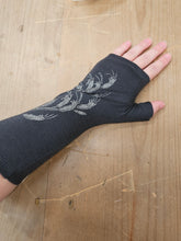 Load image into Gallery viewer, Crown & Feathers Harakeke Merino Wool Fingerless Gloves
