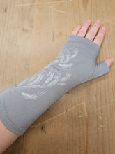 Load image into Gallery viewer, Crown & Feathers Harakeke Merino Wool Fingerless Gloves