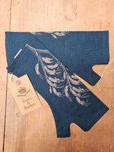 Load image into Gallery viewer, Crown & Feathers Harakeke Merino Wool Fingerless Gloves