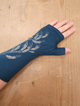 Load image into Gallery viewer, Crown & Feathers Harakeke Merino Wool Fingerless Gloves