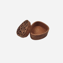Load image into Gallery viewer, Papa Huia Iti - Puhoro - Rimu Box