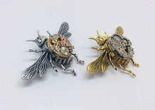 Load image into Gallery viewer, Steampunk Timepiece Honeybee Brooch with Timepiece
