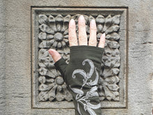 Load image into Gallery viewer, Crown & Feathers - Flax Seed Pod - Merino Wool Fingerless Gloves