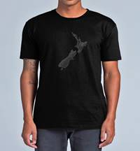 Load image into Gallery viewer, Men&#39;s Merino Tee - NZ Motif - Black
