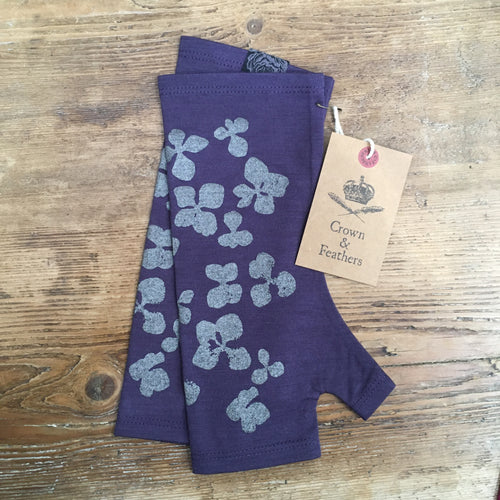 Merino fingerless gloves Hydrangea pattern grape colour